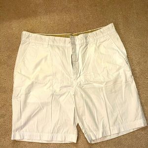 Men’s Izod white shorts